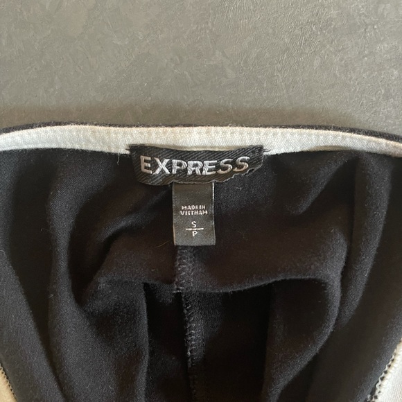 Express Sleeveless Top - Picture 3 of 4